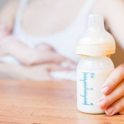Leche de fórmula infantil a base de… microalgas.