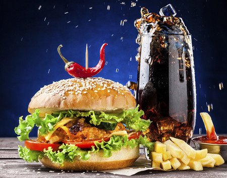 En este momento estás viendo UK prohíbe todo tipo de publicidad de «comida basura» antes de las 21:00h.