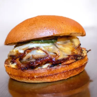 La hamburguesa no está muerta… prueba la chashu ramen cheeseburguer.