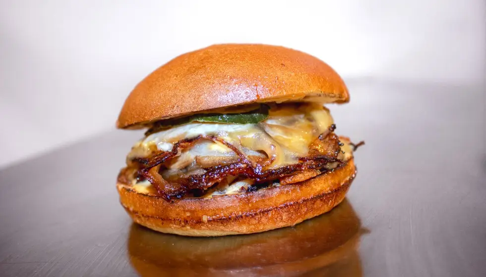 En este momento estás viendo La hamburguesa no está muerta… prueba la chashu ramen cheeseburguer.