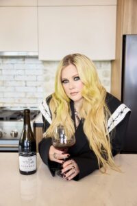 Lee más sobre el artículo La cantante Avril Lavigne lanza su propio vino.