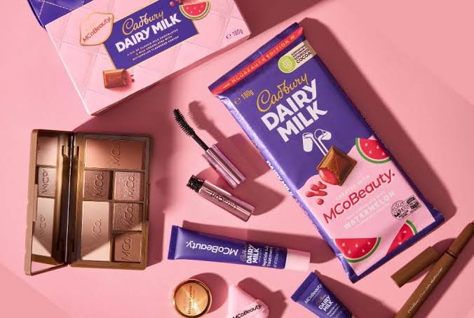 La firma de chocolates Cadbury se alía con la firma de cosmética australiana MCoBeauty para el lanzamiento de una gama de chocolates y cosméticos.