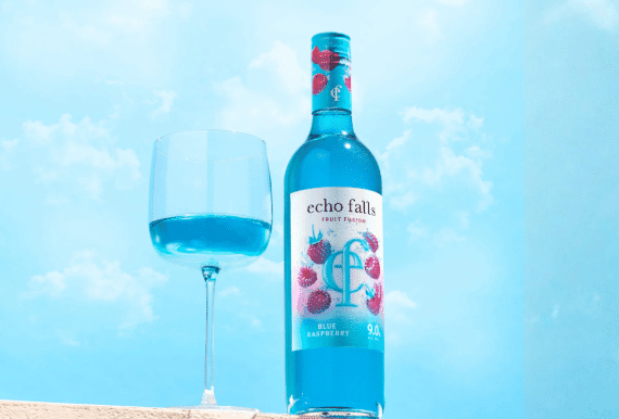 Las ventas de este vino azul son un éxito en UK entre los más jóvenes