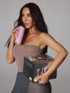 Lee más sobre el artículo Kim Kardashian lanza su propia bebida energética.