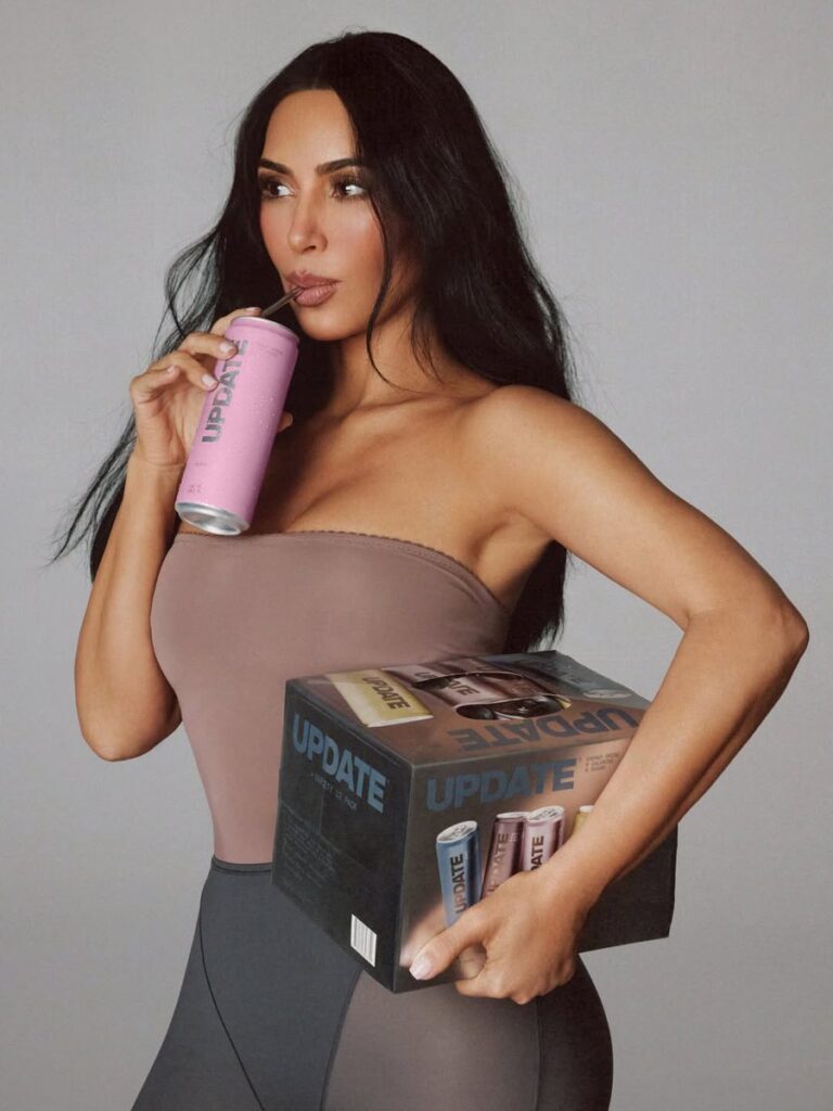 Kim Kardashian lanza su propia bebida energética y funcional.
