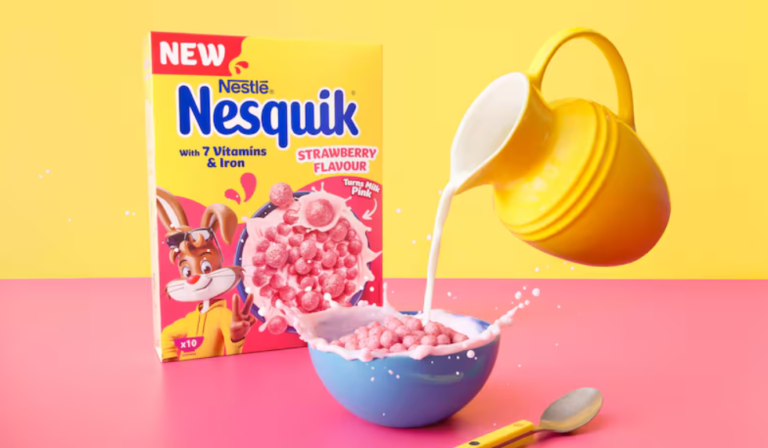Llegan los cereales de Nequik sabor a fresa que tiñen de rosa la leche de tu tazón.