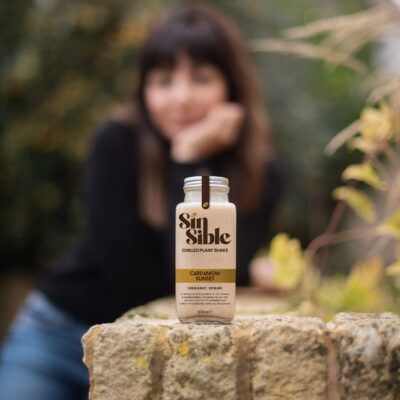 ¿Un batido rico, cremoso y sin nada de leche? Sí, llega Cardamom Sunset.