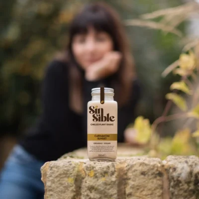 ¿Un batido rico, cremoso y sin nada de leche? Sí, llega Cardamom Sunset.