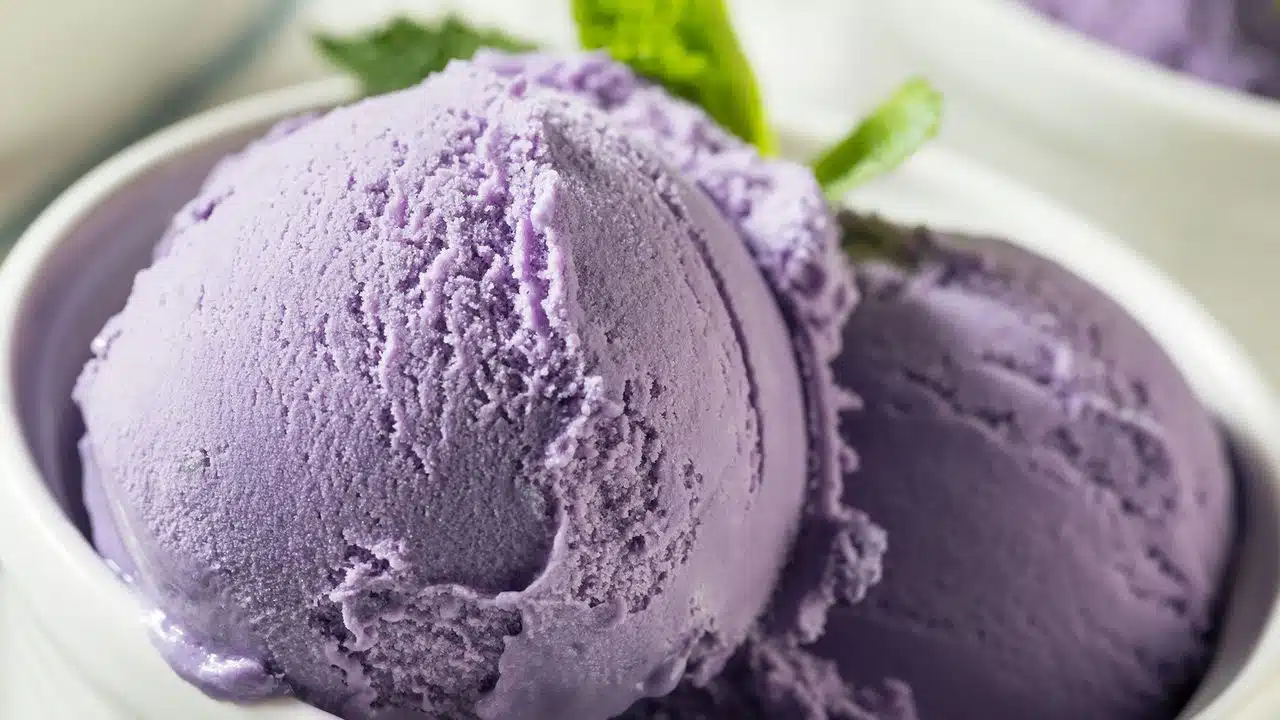 El ube es un tubérculo filipino muy popular en helados, postres, bollería y cafés.