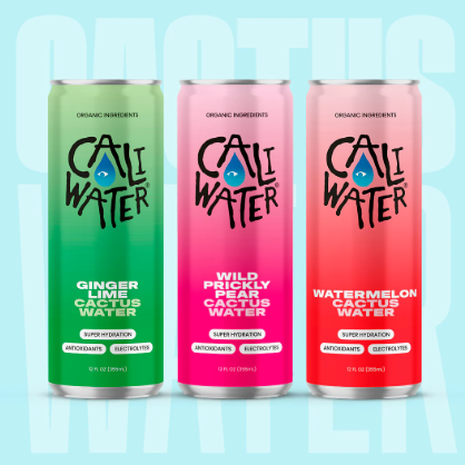 La firma californiana Caliwater envasa agua de coco con diferentes sabores.