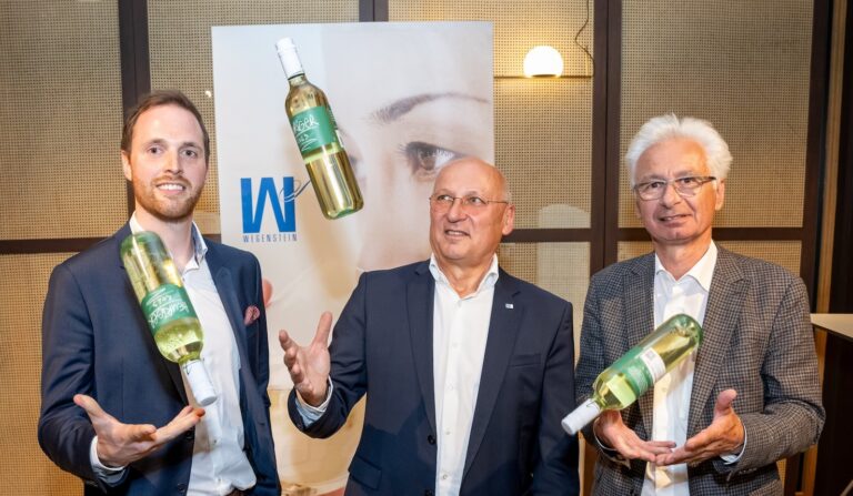 Llegan las botellas de vidrio de plástico. Mucho más ligeras y sostenibles que las tradicionales de vidrio.