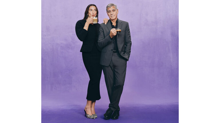La artista Dua Lipa es la nueva imagen de la compañía de café Nespresso.