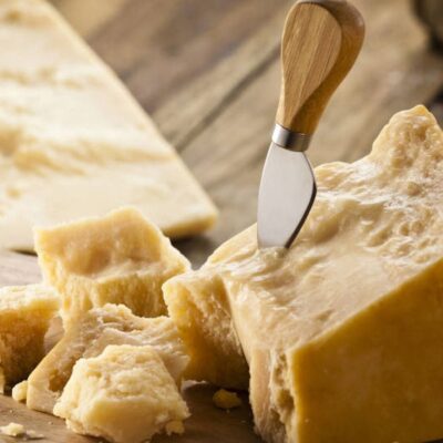 ¿Sigues consumiendo barritas de proteína? mejor tómate un buen trozo de Parmesano.