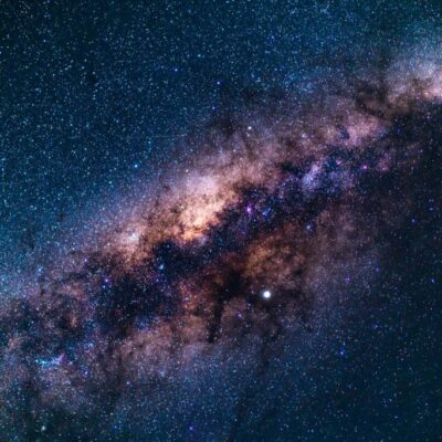 El espacio huele a ron y sabe a frambuesas.