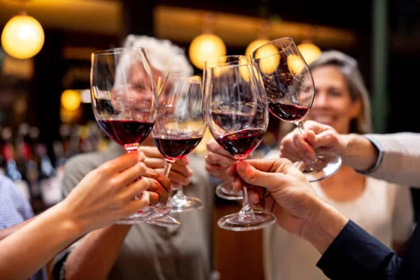 El consumo de alcohol no está exento de riesgos pero la forma de comunicar estos son en muchos casos sesgados y alarmistas.