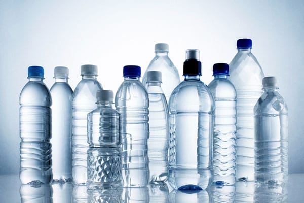 La regulación y políticas de costes hacen que las botellas de plástico sean cada vez más delgadas.
